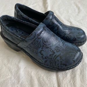 Boc Blue & Black Size 8 Clogs